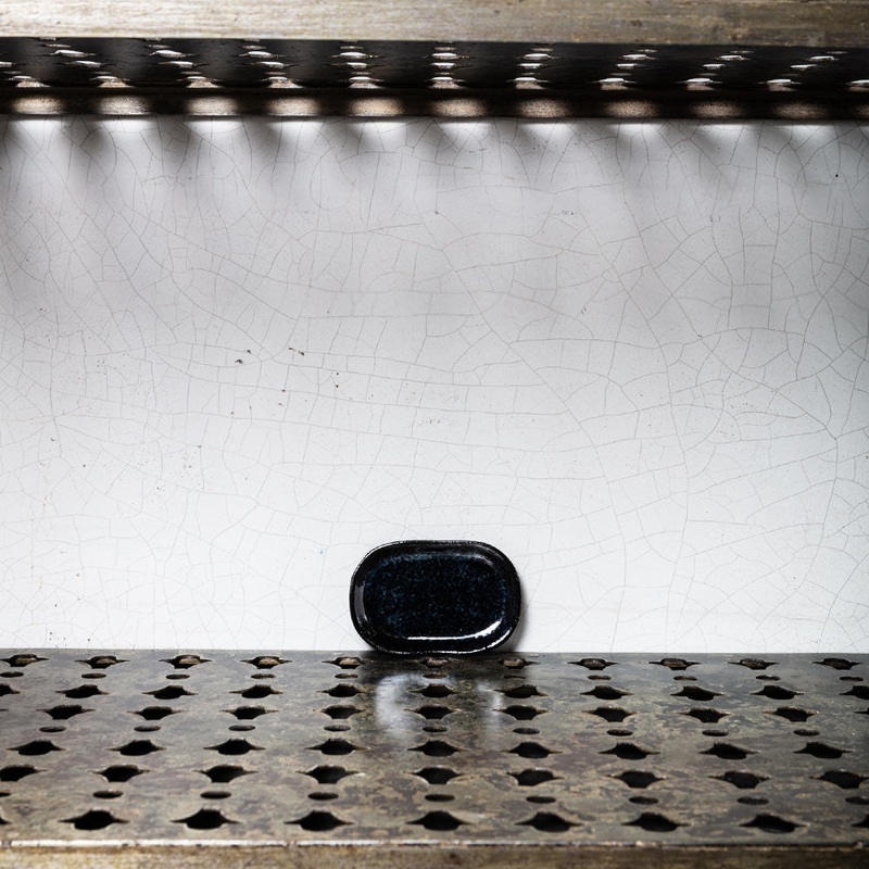 Assiette plate en grs n4 - Noir d'Encre