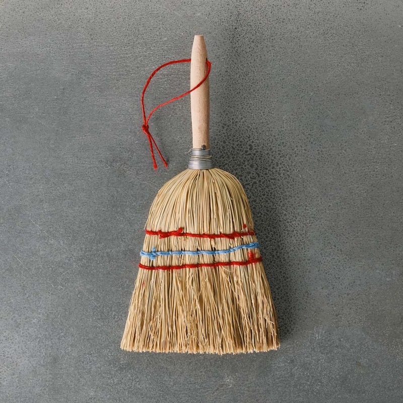 Mini balayette en paille